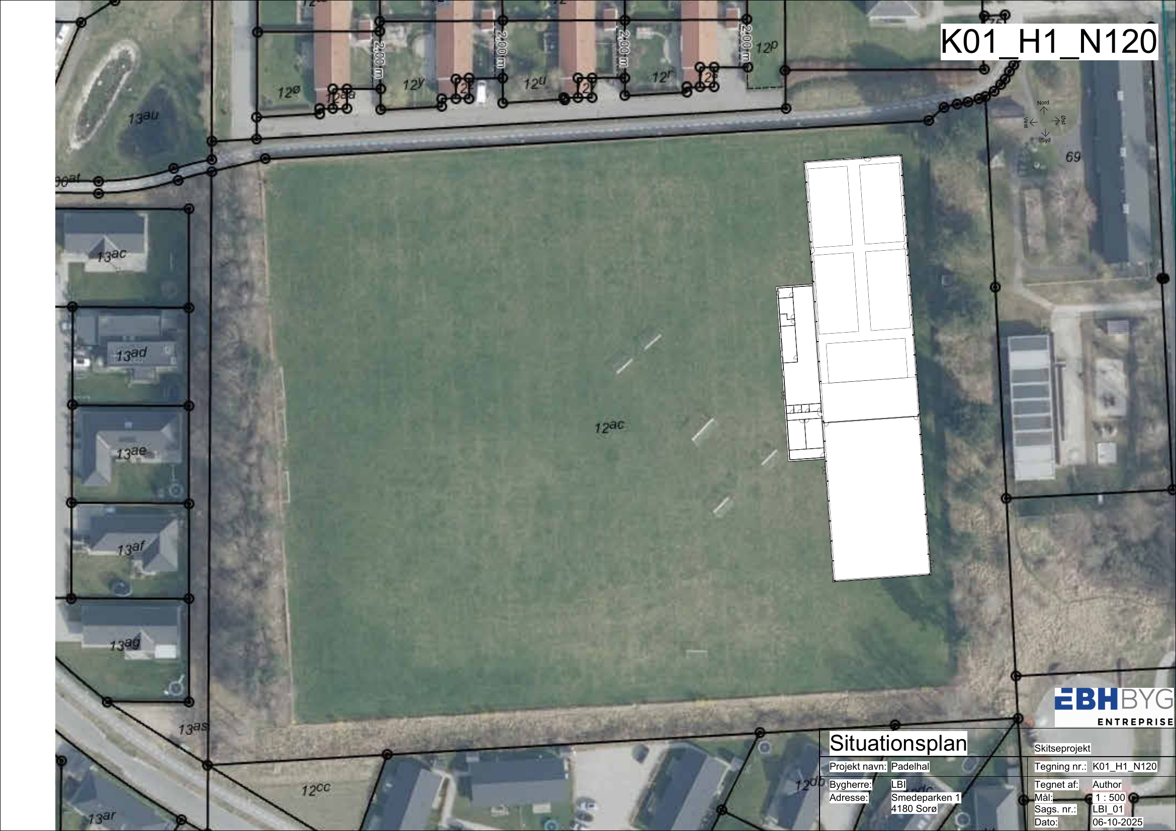 Situationsplan: anlægget indtegnet langs østkanten af Dyhrs Park med fodboldbanerne bevaret